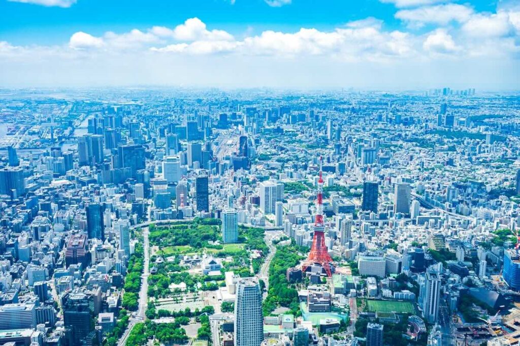 東京タワーと東京の街並みを上空から見た風景
